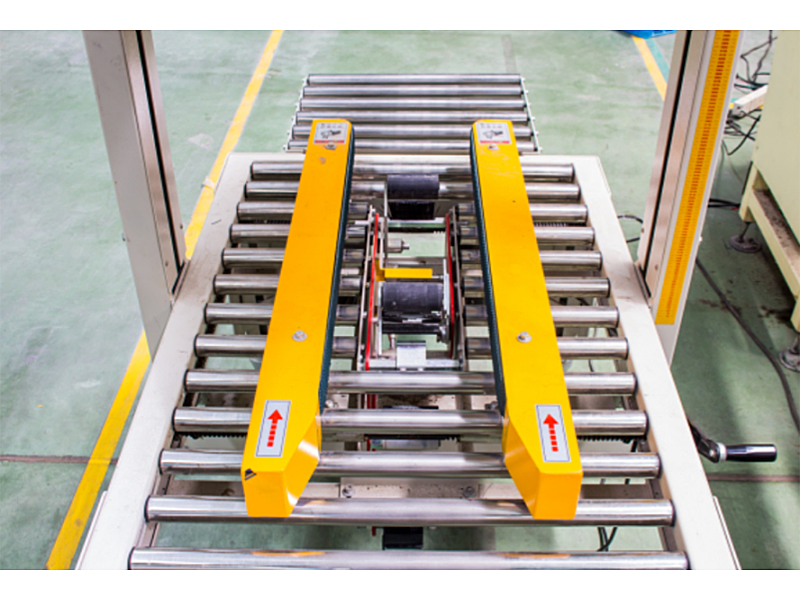 Carton sealing machine matched with conveyor
